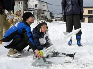 ロケット発射！　親子ら笑顔　室蘭・潮見公園で「ゆきあそび」