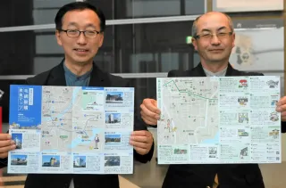 完成した散策マップを手に「散策を楽しんで」と呼びかける富士見商店街のメンバー