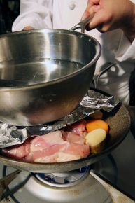 アルミホイルと重しの鍋をのせ、弱火でじっくり焼く 