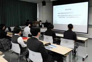 利尻高の畠山さんから米国短期留学の魅力を聞く中学生たち