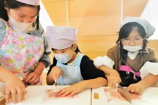 三色丼　みんなで手際よく　雄武で児童料理教室