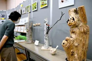 千歳に暮らす生き物をテーマにした木彫り作品などが並ぶ会場