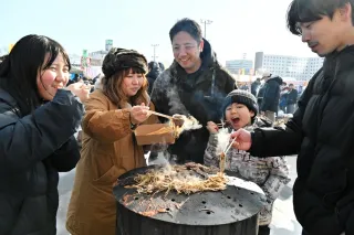 冬空の下、食べて遊んで　とまこまいスケートまつり開幕　8日まで
