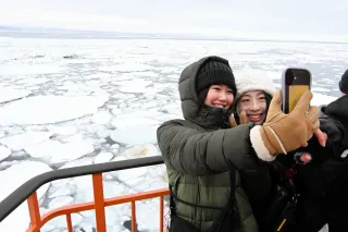 紋別の流氷観光船ガリンコ号Ⅲイメル　流氷帯に連日到達　乗船客に笑顔
