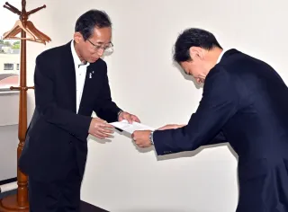 標茶町の佐藤吉彦町長から次年度以降の新たな列車に関する要望書を受け取るJR北海道釧路支社の鬼頭知彰支社長（右）