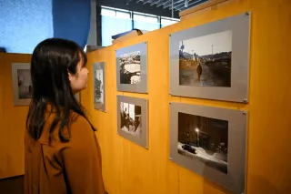 市立小樽文学館で開かれている岡田明彦さんの写真展