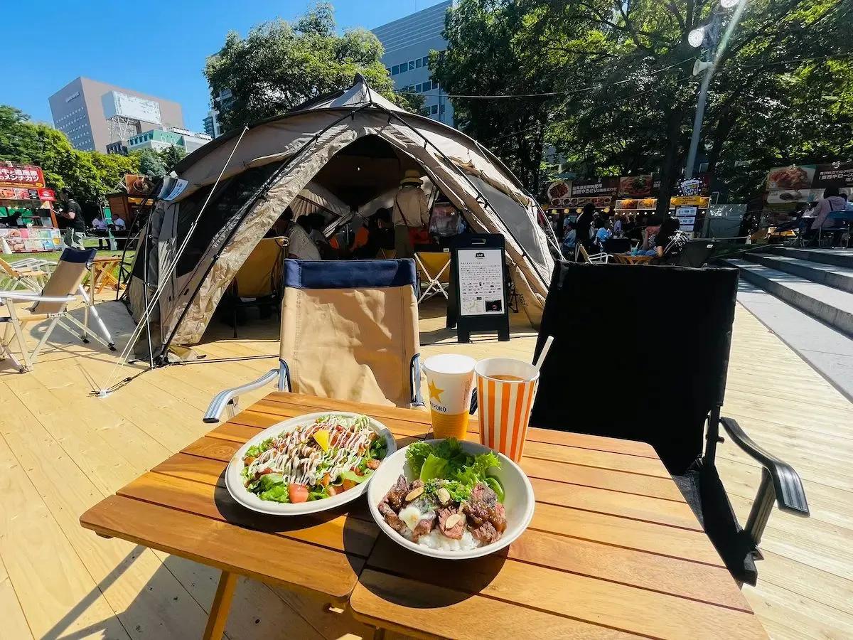 さっぽろオータムフェストにキャンプ空間！ 大通公園10丁目「お肉じゅっ丁目」で絶品肉＆嬉しいプレゼントキャンペーンも＜PR＞