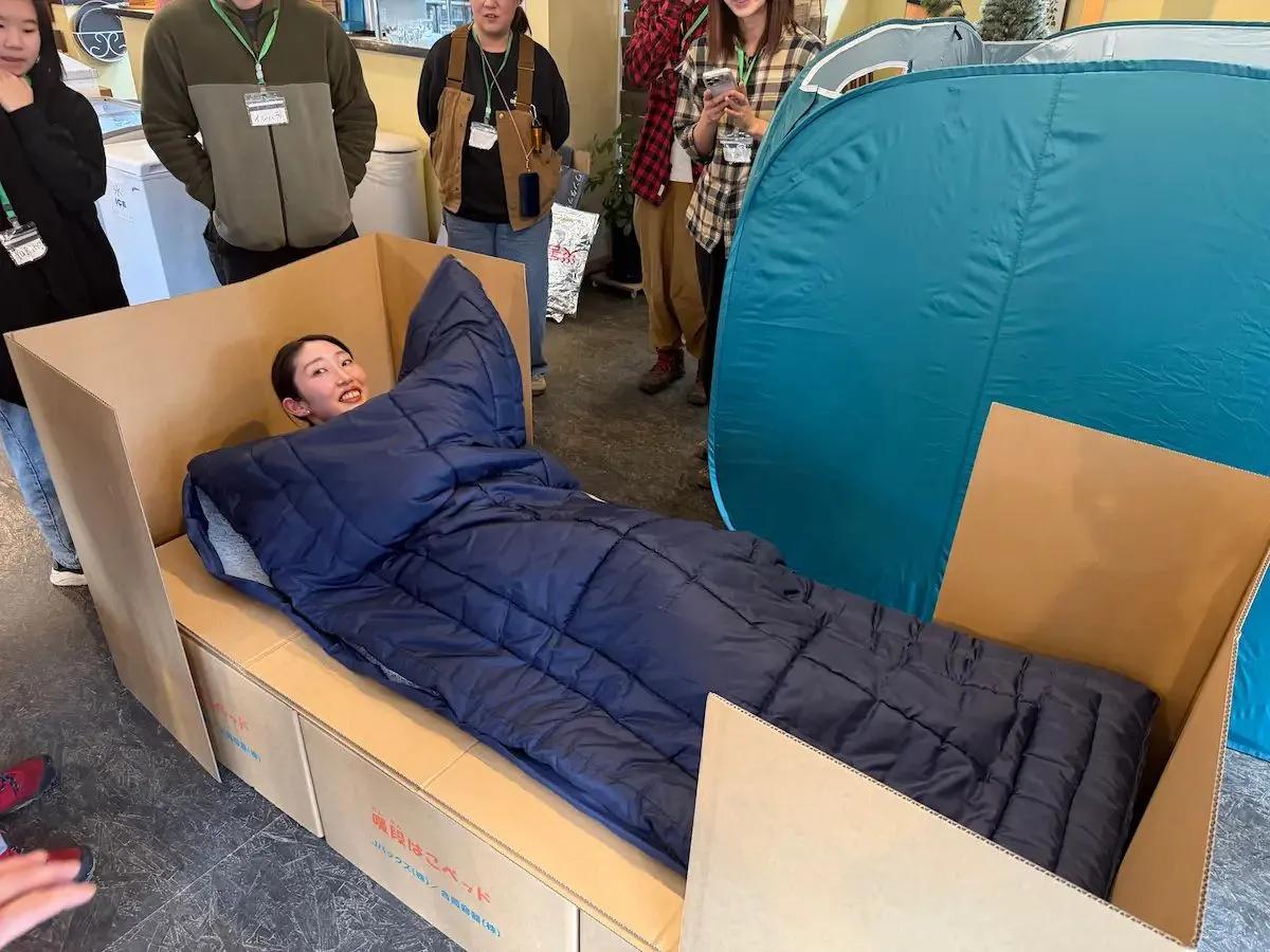 札幌の人気キャンプ場で防災体験　非常用トイレ・段ボールベッドの使い心地は？ キャンパーが避難所グッズを実体験