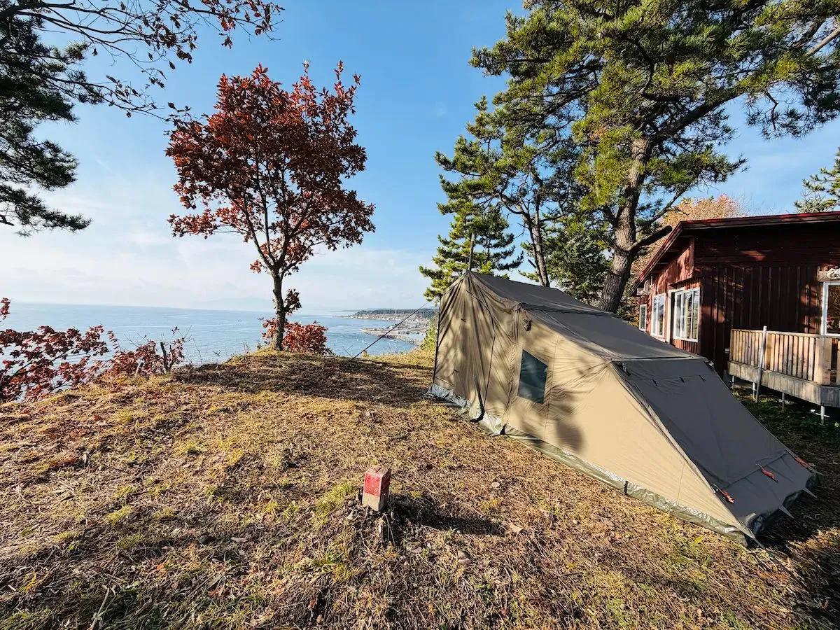 道南キャンパーが“教えたくない”絶景キャンプ場　北斗市「当別 風の丘」は冬も営業　豪華コテージも人気