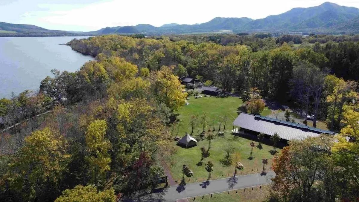 屈斜路湖の絶景キャンプ場「RECAMP和琴」再開　グランピング新設＆トイレも快適に